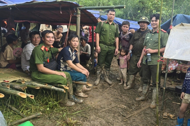 All 115 'missing' people of Kho Vang village in Lao Cai province, northern Vietnam are found safe and sound. Photo courtesy of Dan Tri (Intellect) newspaper.