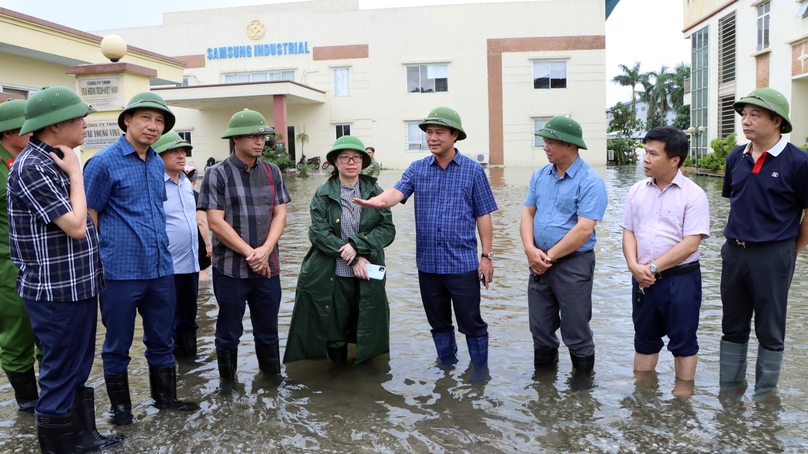 Bac Ninh Vice Chairman Le Xuan Loi (fourth, right) visits Samsung Industrial Vietnam’s factory in Bac Ninh province, northern Vietnam, September 11, 2024. Photo courtesy of Bac Ninh news portal.