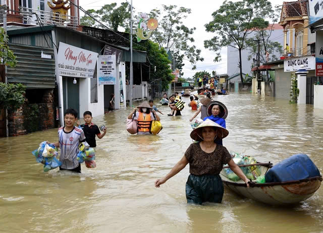 People in the flood-stricken Son Dong commune of Vinh Phuc province receives aid from local organizations. Photo courtesy of Vietnam News Agency.