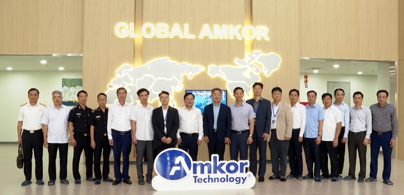 Nguyen Anh Tuan (left, eighth), a Central Party Committee member and chief of the Bac Ninh Party Committee, at a working session with Amkor Technology in Bac Ninh province, northern Vietnam, September 12, 2024. Photo courtesy of Bac Ninh news portal.