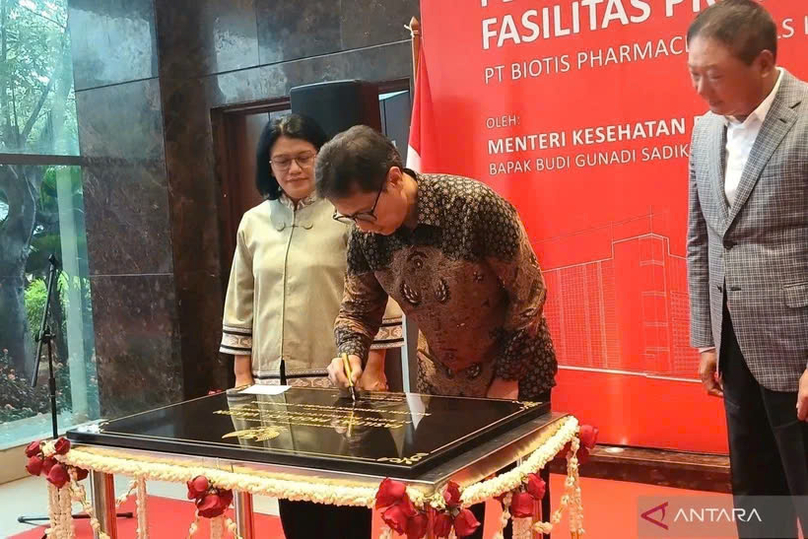 Indonesian Health Minister Budi Gunadi Sadikin (middle) officiates the vaccine production facility at PT Biotis in Bogor District, West Java, on September 11, 2024. Photo courtesy of Antara.