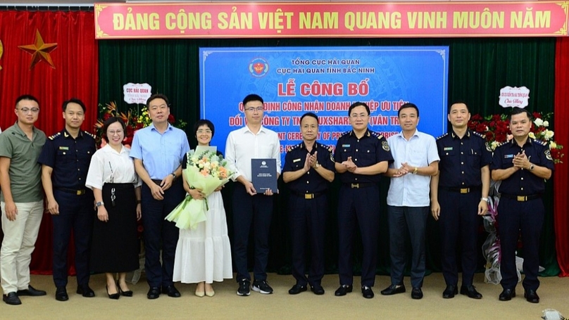 Luxshare-ICT executives receive a decision granting the company preferential treatment status in Bac Ninh province, northern Vietnam, September 11, 2024. Photo courtesy of Hai Quan (Customs) newspaper.