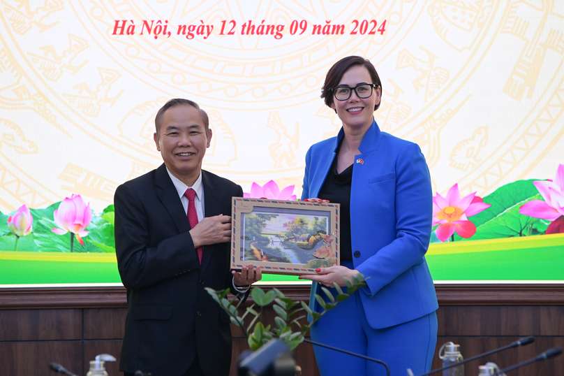 Phung Duc Tien (left), Vice Minister of Agriculture and Rural Development, presents a gift to Alexis Taylor, the U.S. Department of Agriculture’s Under Secretary for Trade and Foreign Agricultural Affairs, Hanoi, September 12, 2024. Photo courtesy of the U.S. Embassy.