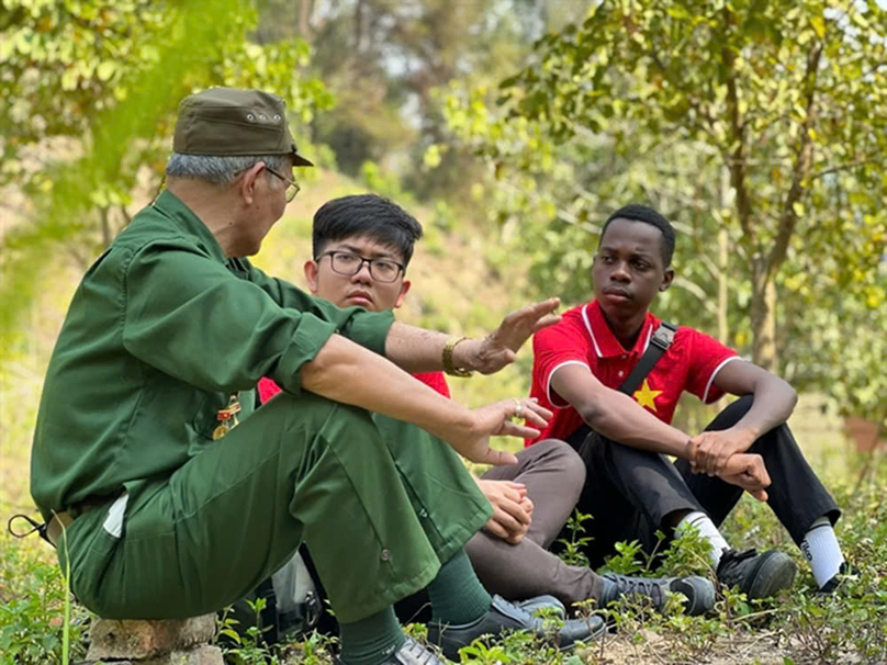  Oraiden Manuel Sabonete (right) chatting with a Vietnamese war veteran. Photo courtesy of Sabonete