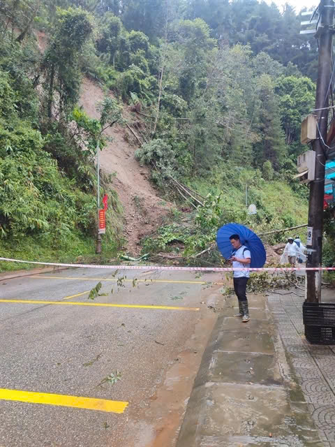 A landslide in Mu Cang Chai district in Yen Bai province. Photo courtesy of Dan Tri (Intellect) newspaper.