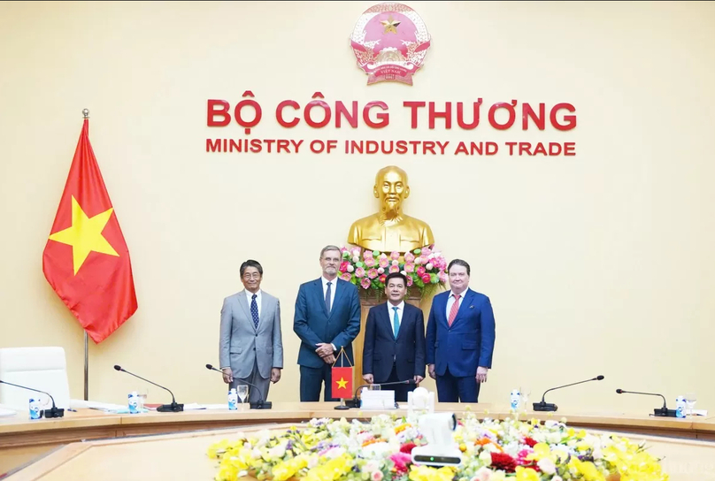 Minister of Industry and Trade Nguyen Hong Dien (second, right) meets with ambassadors of France, Japan, and the U.S. in Hanoi, September 13, 2024. Photo courtesy of Cong Thuong (Industry & Trade) newspaper.