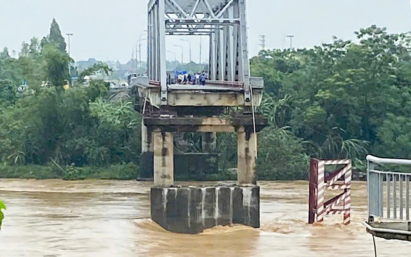 Two spans of Phong Chau bridge in Phu Tho province, northern Vietnam collapse on September 9, 2024. Photo courtesy of Tuoi tre (Youth) newspaper.