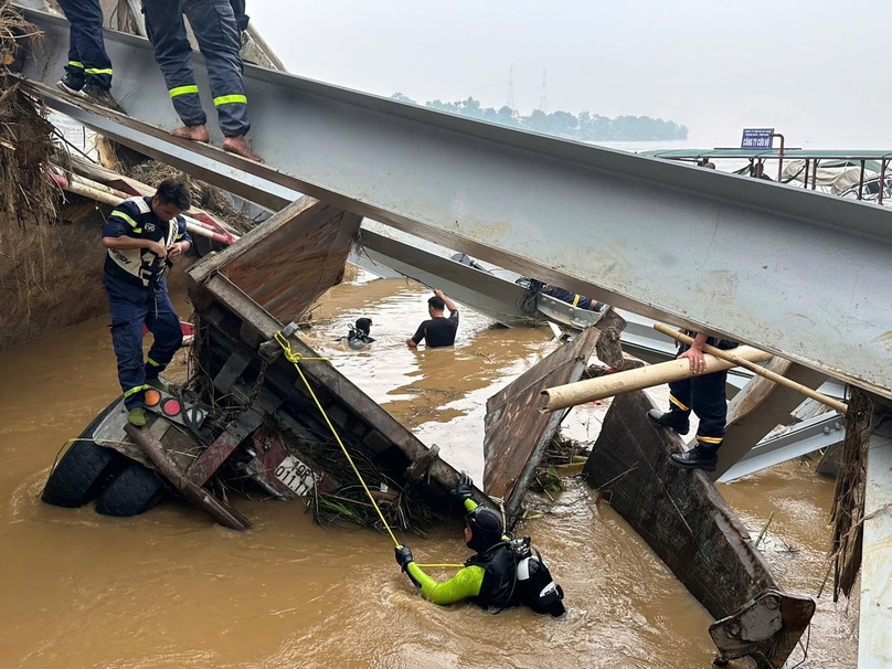 Forces are searching for victims at the Phong Chau bridge site and nearby areas in Phu Tho province, northern Vietnam, September 15, 2024. Photo courtesy of local police.