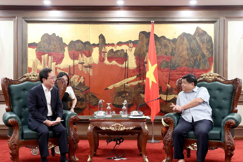 Minister of Planning and Investment Nguyen Chi Dung (right) at a working session with Samsung in Hanoi, September 13, 2024. Photo courtesy of the ministry.