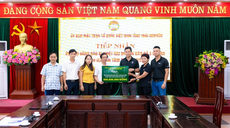 Bui Huu Quang (third, right), Carlsberg Vietnam's senior director of strategy, presents a donation from the company and its employees to the Vietnam Fatherland Front Committees of Thai Nguyen province, September 17, 2024.