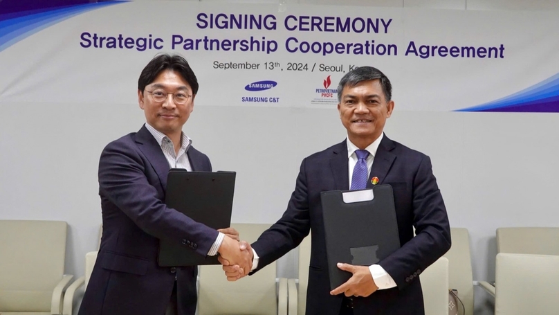 Samsung C&T principal professional Kyle Hong (left) and PVCFC general director Van Tien Thanh at a signing ceremony in Seoul, September 13, 2024. Photo courtesy of PVCFC.