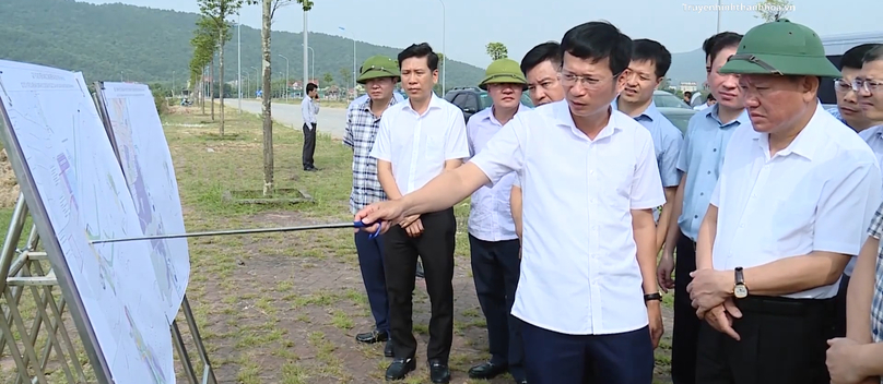 Thanh Hoa Vice Chairman Nguyen Van Thi (right, green helmet), pays an inspection visit to Nghi Son Economic Zone, Thanh Hoa province, central Vietnam, September 16, 2024. Photo courtesy of Thanh Hoa TV.