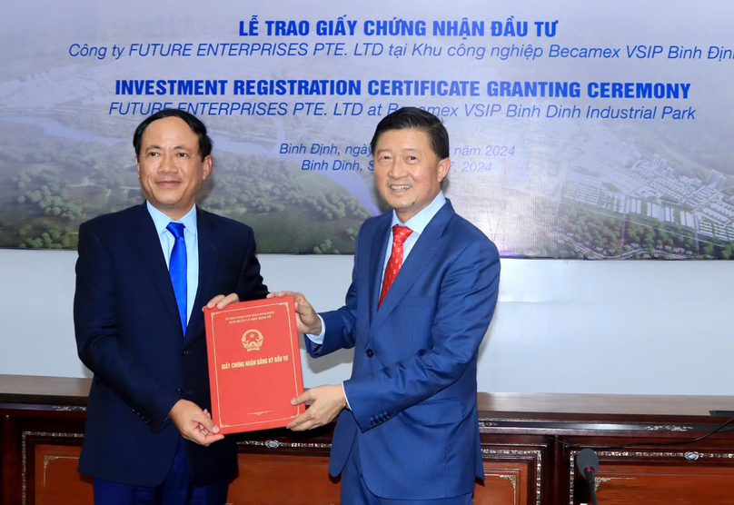 Binh Dinh province Chairman Pham Anh Tuan (left) grants an investment registration certificate to a representative of Singapore's Food Empire Holdings, September 17, 2024. Photo by The Investor/Thuy Trang.