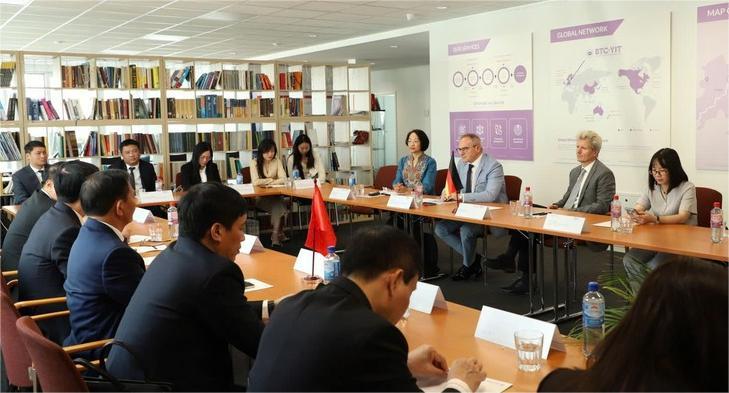 A working session between leaders of Vietnam's Nam Dinh province and Berlin-Brandenburg Automotive Association (aBB) in Germany, September 12, 2024. Photo courtesy of the provincial administration.