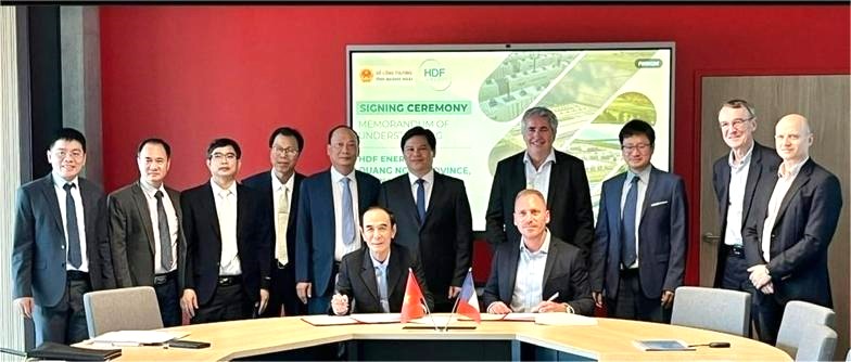 Representatives of HDF Energy and Quang Ngai's Department of Industry and Trade at an MoU signing ceremony in the province, central Vietnam, September 17, 2024. Photo courtesy of PetroTimes magazine.