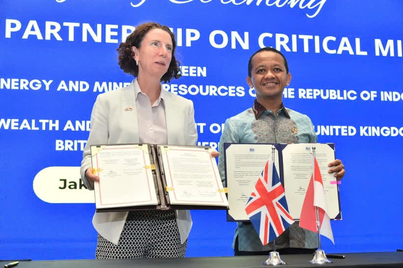 Indonesian Energy and Mineral Resources Minister Bahlil Lahadalia (right) and British Development Minister Anneliese Dodds pose for a photo on September 18, 2024 with copies of an MoU on critical minerals in Jakarta. Photo courtesy of Jakarta Post.