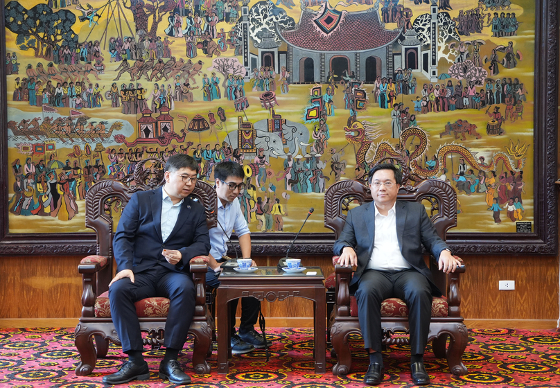 Vinh Phuc Chairman Tran Duy Dong (right) and Samsung E&A Vietnam representative Kang Hansu at a meeting in Vinh Phuc province, northern Vietnam, September 18, 2024. Photo courtesy of Vinh Phuc news portal.