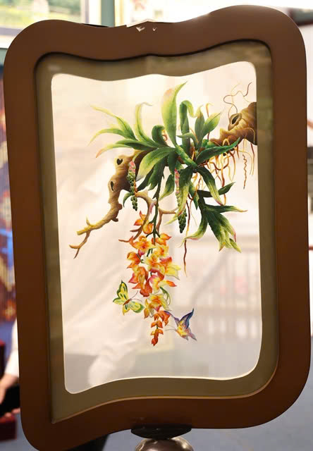 A double-sided embroidery work by Le Van Nguyen. Photo courtesy of the Hanoi Department of Agriculture and Rural Development.