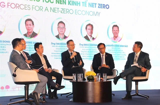 Panelists at the “Sustainable Development 2024” event organized by the Saigon Times with the theme “Accelerating the Economy to Net-Zero” in HCMC, September 19, 2024. Photo courtesy of Vietnam News Agency.