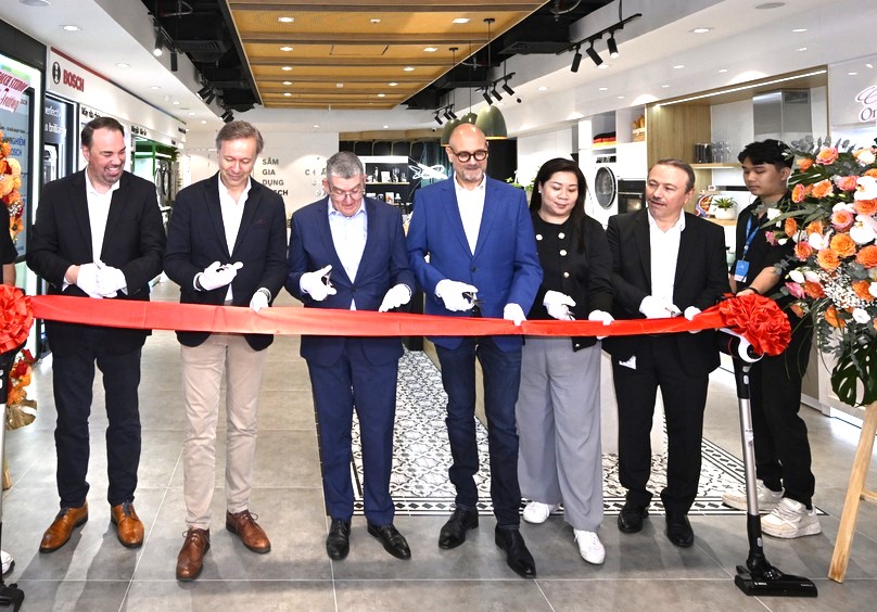 Regel Stefan, director of Bosch Vietnam (center) at the opening ceremony of the German brand's first home appliance flagship store in Vietnam at Estella Place Shopping Center, District 2, Ho Chi Minh City, September 20, 2024. Photo courtesy of Bosch.