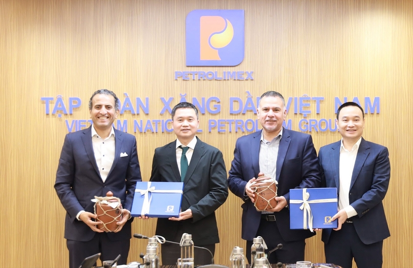 From left: Aramco’s director of international retail Nader Douhan; Petrolimex chairman Pham Van Thanh; Aramco’s Ziyad Juraifani, vice president of retail; and Petrolimex CEO Dao Nam Hai at a meeting in Hanoi, September 17, 2024. Photo courtesy of Petrolimex.