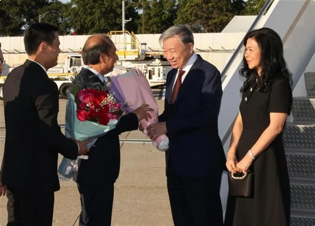 Party General Secretary and State President To Lam and his spouse are greeted at John F. Kennedy International Airport by Vietnamese Ambassador to the U.S. Nguyen Quoc Dung and Ambassador Dang Hoang Giang, Permanent Representative of Vietnam to the UN. Photo courtesy of Vietnam News Agency.