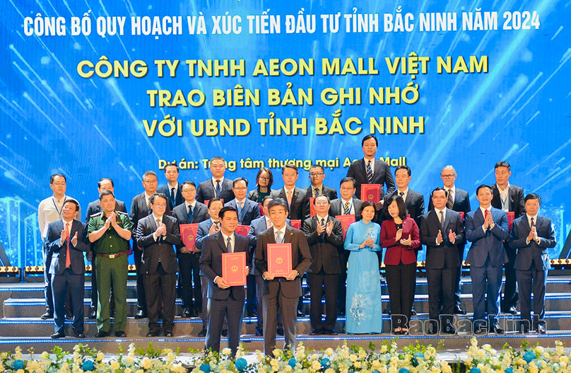 Đại diện Aeon và chính quyền Bắc Ninh trao đổi văn bản dự án trung tâm thương mại trị giá 190 triệu đô la tại tỉnh này, miền Bắc Việt Nam, ngày 22 tháng 9 năm 2024. Ảnh do báo Bắc Ninh cung cấp.