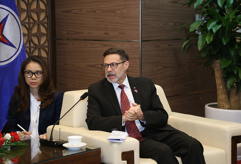 Australian Ambassador to Vietnam Andrew Goledzinowski speaks during a meeting with the Commission for the Management of State Capital at Enterprises (CMSC) in Hanoi, September 20, 2024. Photo courtesy of the CMSC.