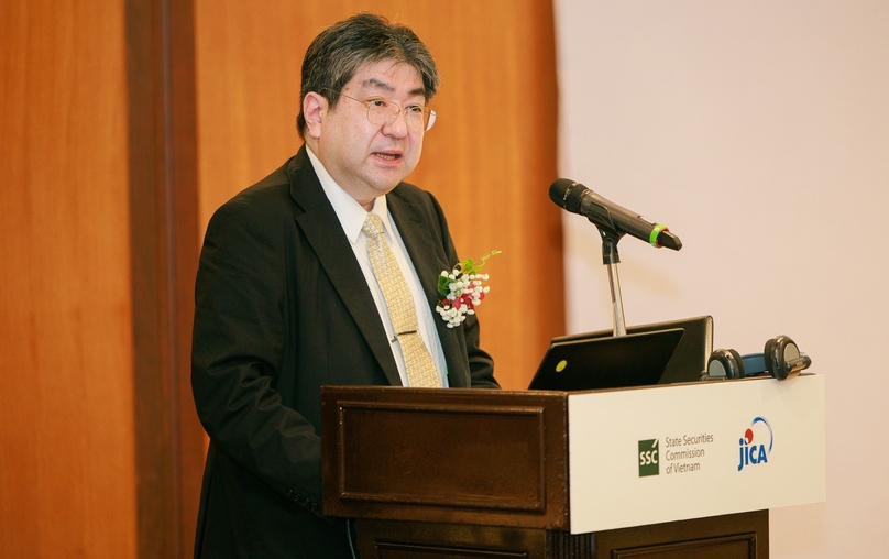 Satoru Kawasaki, deputy commissioner of the Japan Financial Services Agency (JFSA), addresses the seminar on the technical cooperation project, “Capacity building on promoting efficiency of Vietnamese equity market” in Hanoi, September 23, 2024. Photo courtesy of SSC.