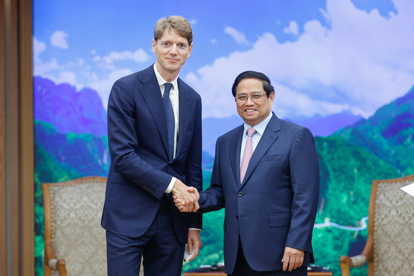 Vietnam’s Prime Minister Pham Minh Chinh (right) hosts a reception for Robert Maersk Uggla, chairman of A.P. Moller Holding and chairman of Maersk, in Hanoi, September 23, 2024. Photo courtesy of the government’s news portal.