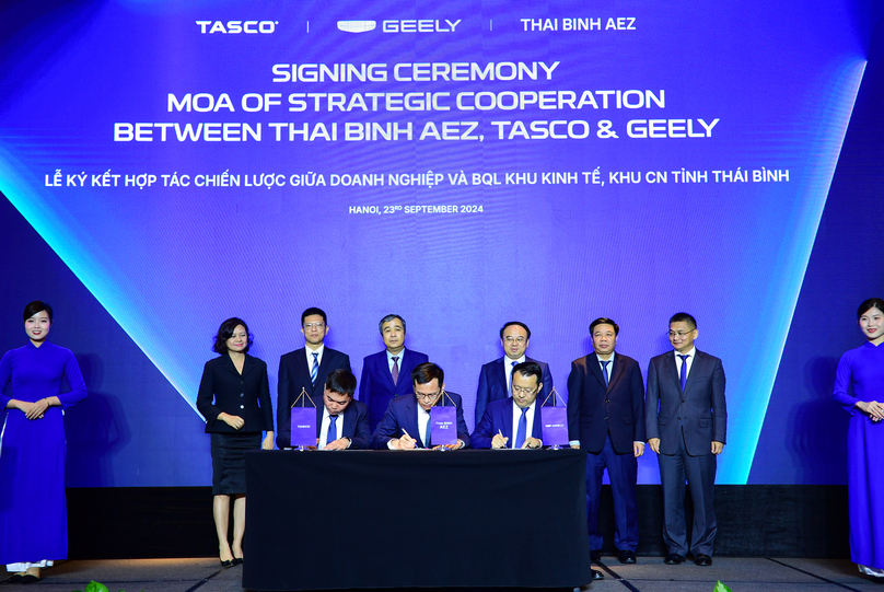 Tasco and Geely Auto sign a memorandum of agreement on strategic cooperation with the Economic Zone and Industrial Parks Management Board of Thai Binh province. Photo courtesy of Tasco.