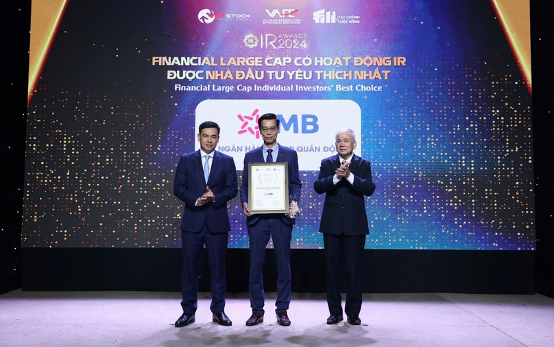 Dam Nhan Duc (middle), chief economist at MB, on behalf of the bank receives the 'Financial Large Cap Individual Investors' Best Choice' award. Photo courtesy of MB.