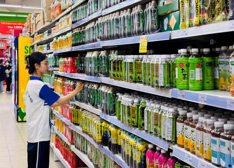 Sugary drinks at Big C Thang Long supermarket in Hanoi. Photo courtesy of Kinh te Do thi (Urban Economy) newspaper.