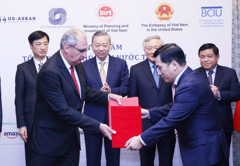 Vietjet CEO Dinh Viet Phuong (front, right) and Joseph Vitulli, representing Honeywell Aerospace Technologies (front, left) exchange the agreement in the presence of Vietnam’s Party General Secretary and State President To Lam (back, middle) in New York, September 23, 2024. Photo courtesy of Vietjet.