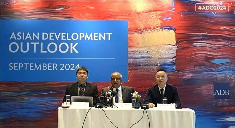 The ADB holds a press conference in Hanoi on September 25, 2024. Photo by The Investor/Tri Duc.