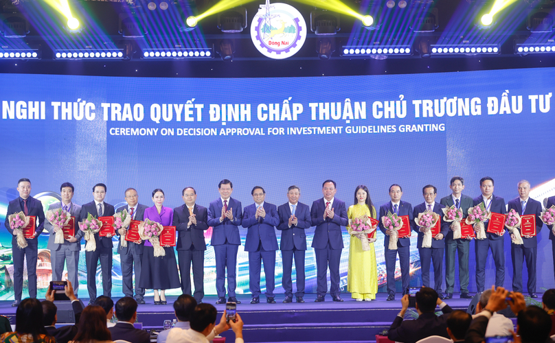 Sunny Sun (fourth left), president, Networking Segment, Coherent, receives in-principle approvals for two projects in Dong Nai province, southern Vietnam, September 24, 2024. Photo courtesy of the government's news portal.