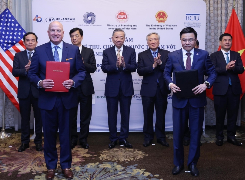 Executives of Petrovietnam and GE Digital International exchange documents in New York, September 23, 2024. Photo courtesy of Petrovietnam.