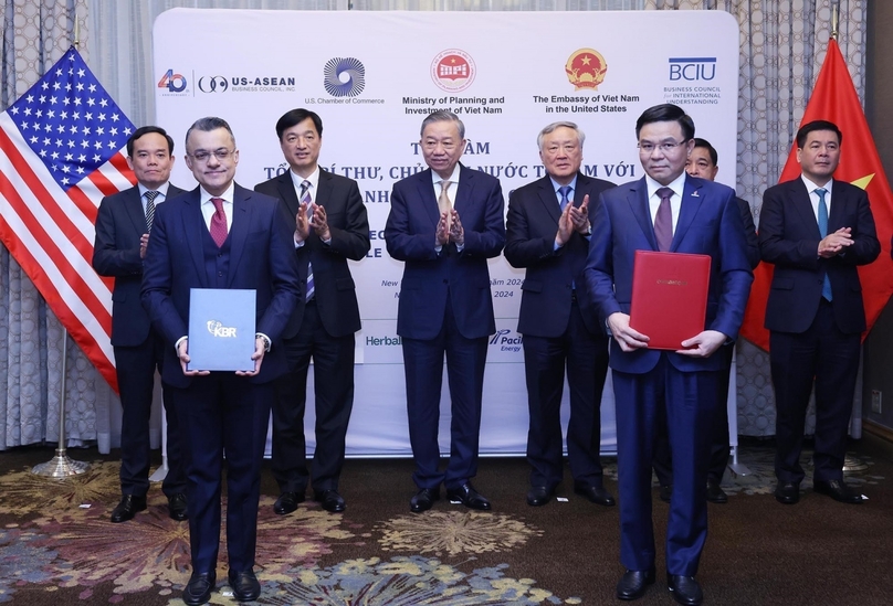 Executives of Petrovietnam and KBR exchange documents in New York with the presence of Vietnam's Party chief and State President To Lam (middle), September 23, 2024. Photo courtesy of Petrovietnam.