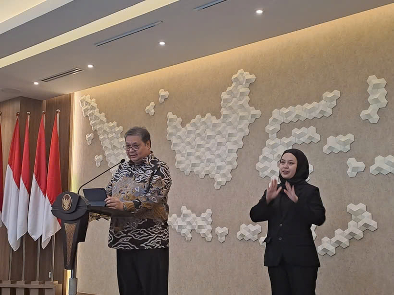 Menteri Koordinator Perekonomian Airlangga Hartarto (kiri) berdiri di hadapan pers di kantornya di Jakarta pada 5 Agustus 2024, untuk berbicara tentang pertumbuhan produk domestik bruto Indonesia pada Q2. Foto milik The Jakarta Post.