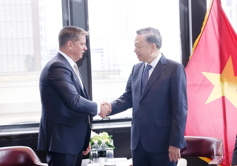 Vietnam’s Party General Secretary and State President To Lam (right) and senior vice president for global business and government affairs of SpaceX Tim Hughes shake hands at a meeting in New York, September 25, 2024. Photo courtesy of Vietnam News Agency.