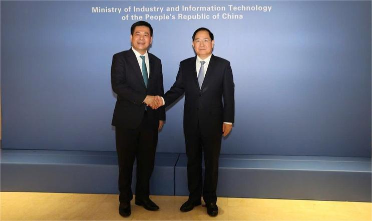 Vietnamese Minister of Industry and Trade Nguyen Hong Dien (left) meets with Chinese Minister of Industry and Information Technology Jin ZhuangLong in Beijing, September 30, 2024. Photo courtesy of Vietnam's trade ministry.