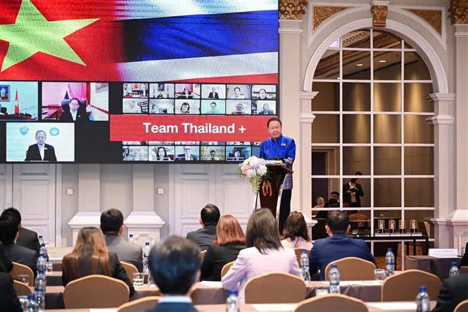 Sanan Angubolkul, shairman of the Thai Chamber of Commerce, speaks at the event. Photo courtesy of Vietnam News Agency.