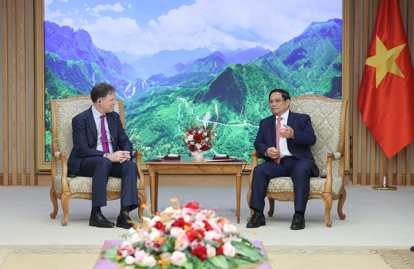 Thủ tướng Phạm Minh Chính (phải) chủ trì tiệc chiêu đãi ông Nick Clegg, Chủ tịch phụ trách các vấn đề toàn cầu của Meta, tại Hà Nội, ngày 30 tháng 9 năm 2024. Ảnh do cổng thông tin chính phủ cung cấp.