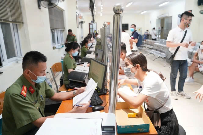 Vietnamese citizens conduct immigration procedures. Photo courtesy of luatvietnam.vn.