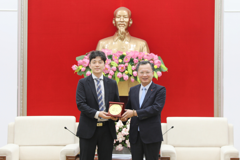 Quang Ninh Chairman Cao Tuong Huy (right) and a YNC Korea executive at a meeting in Quang Ninh province, northern Vietnam, October 2, 2024. Photo courtesy of Quang Ninh newspaper.