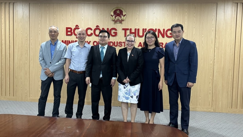 Sarah Kemp (right, third), Intel vice president of international government affairs, and Vietnamese Deputy Minister of Industry and Trade Truong Thanh Hoai (left, third) pose for a photo at a meeting in Hanoi, September 30, 2024. Photo courtesy of the ministry.