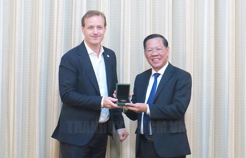 Heineken Vietnam managing director Wietse Mutters (left) and HCMC Chairman Phan Van Mai at a meeting in HCMC, October 1, 2024. Photo courtesy of the HCMC Party Committee.