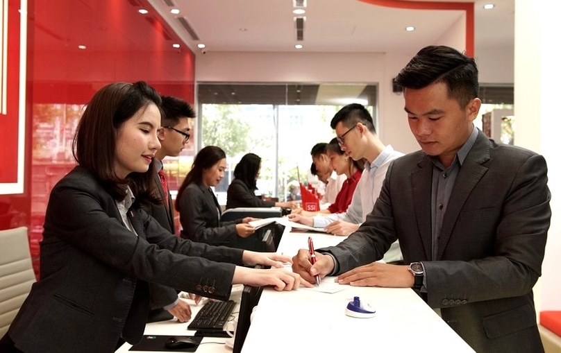 Traders at an SSI counter. Photo courtesy of the company.