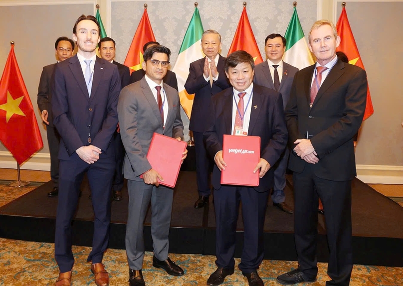 Executives of Vietjet (right) and Castlelake (left) exchange the MoU to finance four Airbus aircraft in the presence of Leadership representatives of Vietjet (right) and Castlelake (left) exchange the MOU to finance four Airbus aircraft in the presence of Vietnam's General Secretary and State President To Lam (center, back) in Dublin, Ireland, October 3, 2024. Photo courtesy of Vietjet.