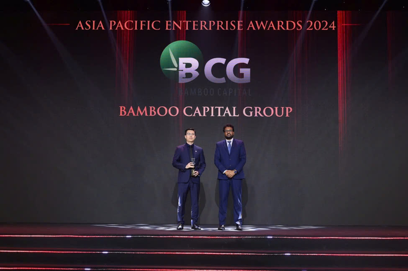 Bamboo Capital Group CEO Nguyen Tung Lam (left) accepts the Corporate Excellence title for the fourth consecutive time at the Asia Pacific Enterprise Award (APEA) 2024 ceremony held in Ho Chi Minh City, October 3, 2024. Photo courtesy of BCG.